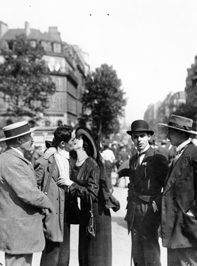 De laatste kussen op het Gare de Lyon, Parijs, voor vertrek naar de oorlog, 10-20 augustus 1914 door French Photographer